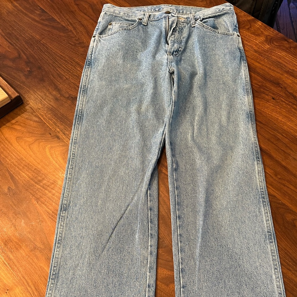 Wrangler light wash straight fit. 33x34